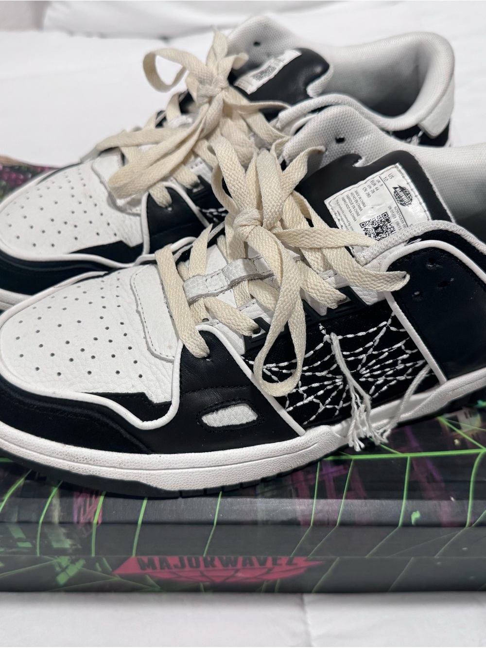 MAJOR WAVES Low-Top Sneakers with Contrast Stitching